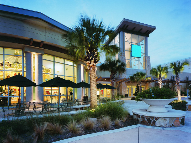 Commercial facility outdoor illumination path layout